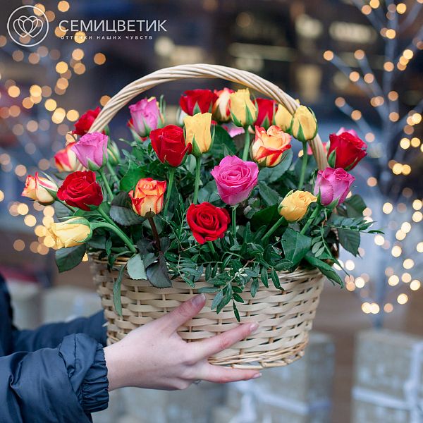 Композиция из 35 роз микс (Кения) с зеленью в корзине