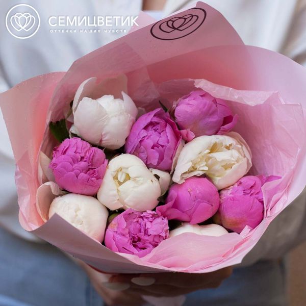 Букет из 11 ярко-розовых и белых пионов Standart Plus в розовой пленке