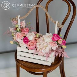 Стильный дизайнерский букет в ящике из роз, гвоздик и гортензии в розовых тонах