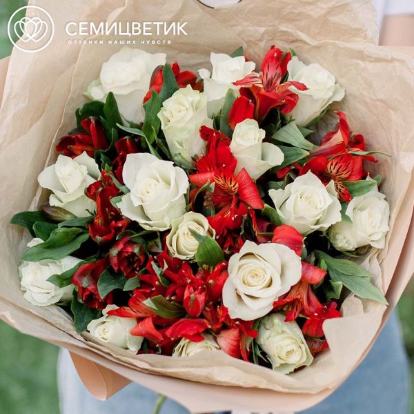 Букет из 15 белых роз 30 см (Кения) и 7 красных альстромерий