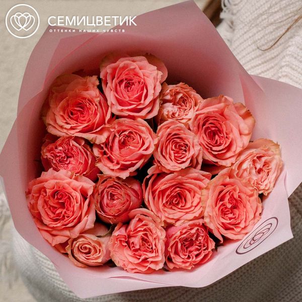 Букет из 15 кораллово-розовых пионовидных роз Wild Love 40 см