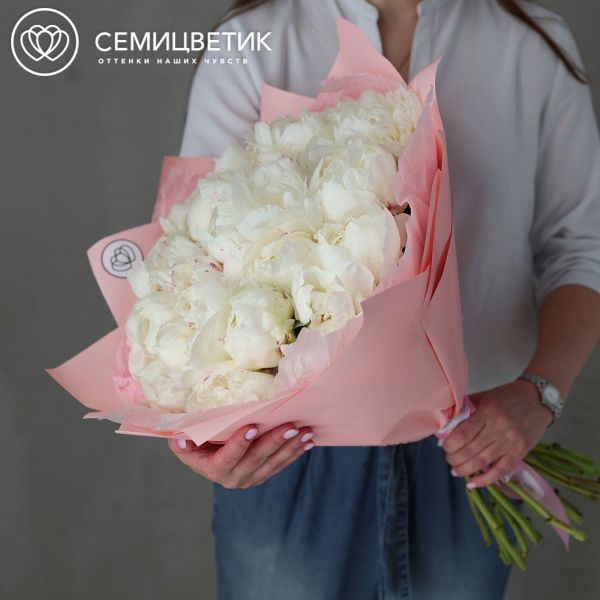 Букет из 25 белых пионов Kelway`s Glorious Premium в розовой упаковке