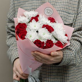 Свадебный букет  из 3 белых кустовых хризантем и 10 красных роз в розовой пленке