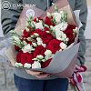 Букет из 15 красных роз РФ и 10 белых лизиантусов
