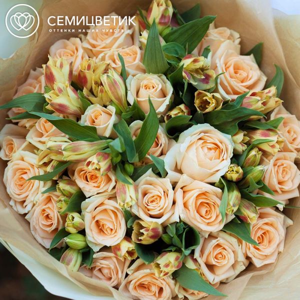 Букет из 26 кремовых роз 35-40 см (Россия) и 7 оранжевая альстромерий