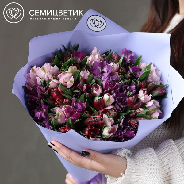 Букет из 51 альстромерии яркий микс в сиреневой пленке