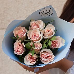 Букет учителю математики  из 9 нежно-розовых роз 40 см (Кения) с фисташкой в голубой пленке
