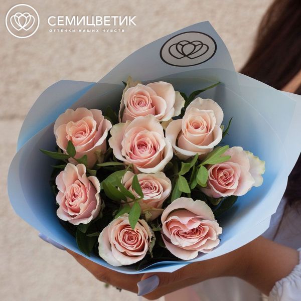 Букет из 9 нежно-розовых роз 40 см (Кения) с фисташкой в голубой пленке