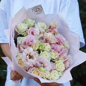 Букет из 26 белых роз 35-40 см (Россия) и 7 розовых лизиантусов в розовой пленке