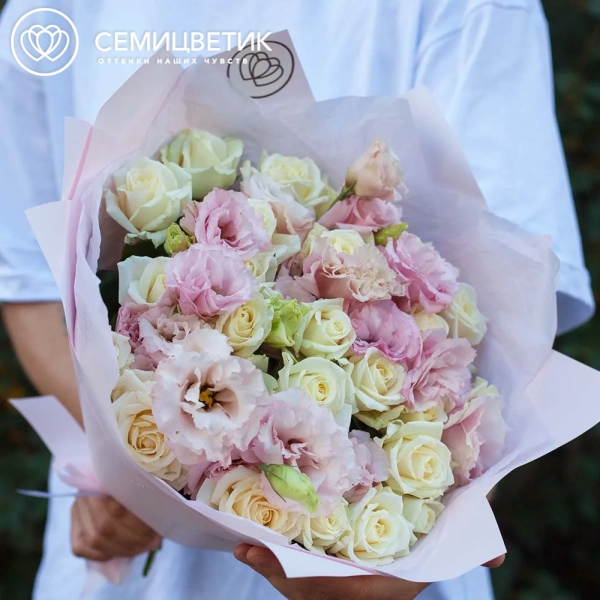 Букет из 26 белых роз 35-40 см (Россия) и 7 розовых лизиантусов в розовой пленке