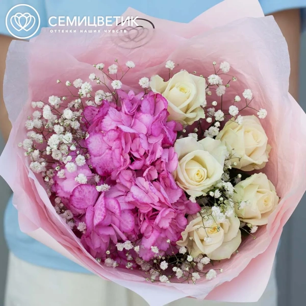 Букет из розовой гортензии, 5 белых роз и гипсофилы в розовой пленке