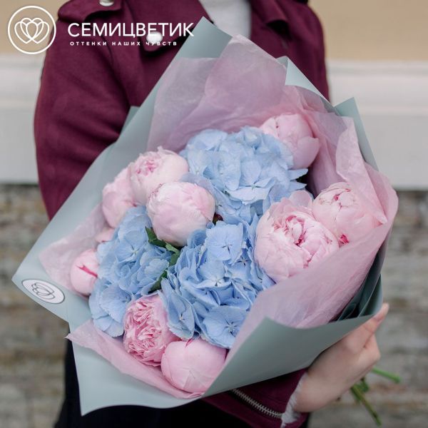 Букет из 9 розовых пионов и 3 голубых гортензий
