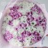 Букет из 25 белых и розовых кустовых хризантем