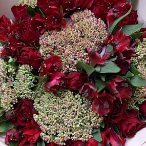 Букет из красной альстромерии, красной розы и седума в розовой пленке