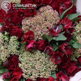 Букет из красной альстромерии, красной розы и седума в розовой пленке