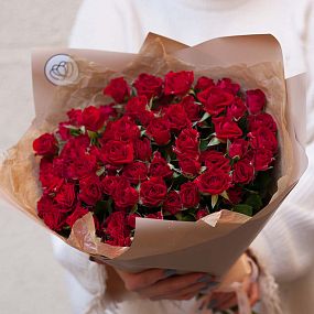 Свадебный букет  из 23 красных кустовых роз 40 см (Кения)