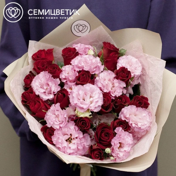 Букет из 20 красных роз 35-40 см (Кения) и 11 розовых лизиантусов в кремовой пленке