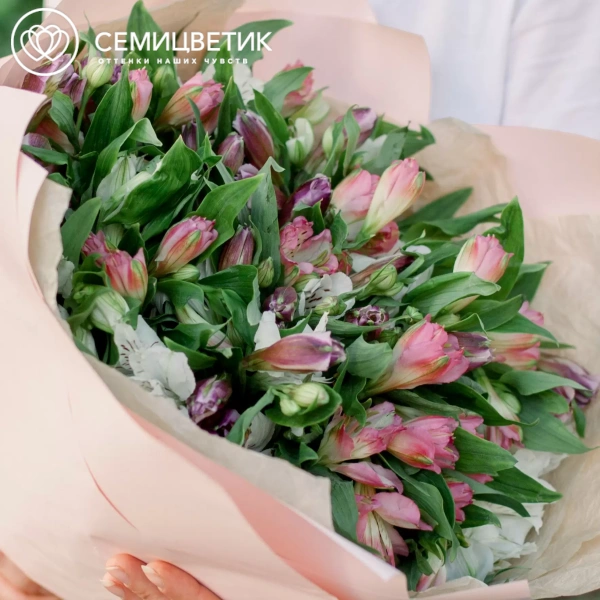 Букет из 23 альстромерий нежный микс в розовой пленке