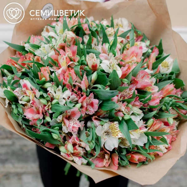 Букет из 51 альстромерии нежный микс в упаковке
