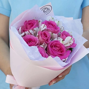 Букет из 7 розовых роз 40 см (Россия) и 4 белых альстромерий в розовой пленке
