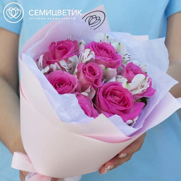 Букет из 7 розовых роз 40 см (Россия) и 4 белых альстромерий в розовой пленке