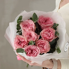 Букет из 7 пионовидных роз Pink Ohara (Эквадор) 50 см с эвкалиптом в прозрачной пленке