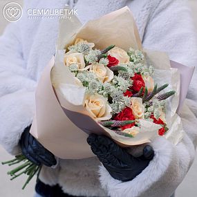 Букет из красных и кремовых роз, астранции и вероники в кремовой пленке