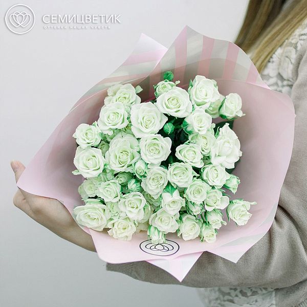 Букет из 15 белых кустовых роз Snowflake 40 см (Кения) в дизайнерской пленке