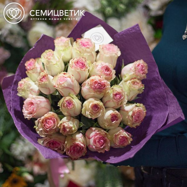 Букет из 25 розово-фисташковых роз Esperance 50 см (Эквадор)
