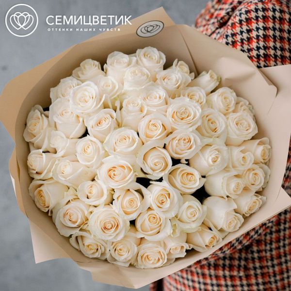 Букет из 51 белой розы Vendela 50 см (Эквадор) в кремовой пленке