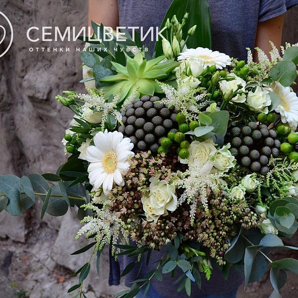 Букет из герберы, розы кустовой, брунии и лизиантуса в упаковке
