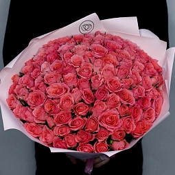 Букет из 101 коралловой розы 40 см (Кения) в розовой пленке
