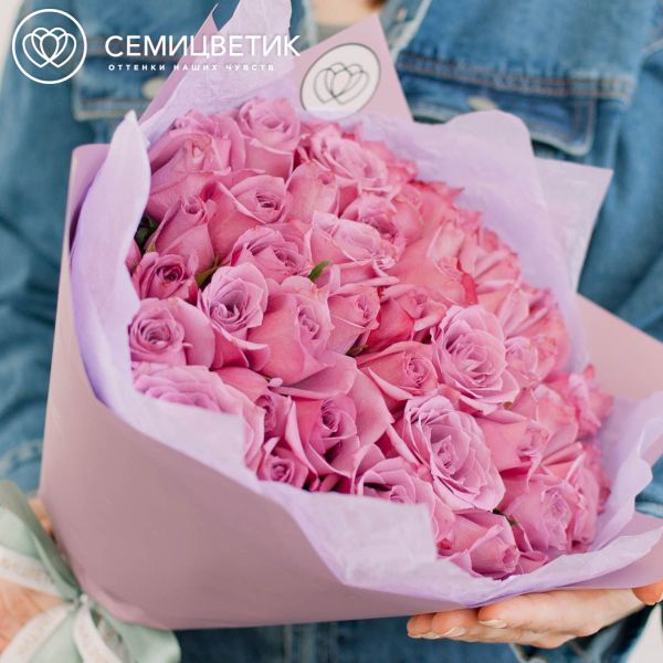 Букет из 51 сиреневой розы 40 см (Кения) в розовой пленке