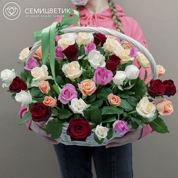 Композиция из 51 розы микс (Россия) в корзине
