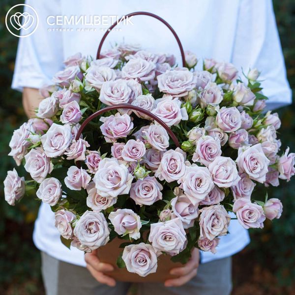 Композиция из 25 сиреневых кустовых роз в сумочке
