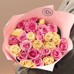 Букет из 25 розовых и кремовых роз 50 см (Россия)
