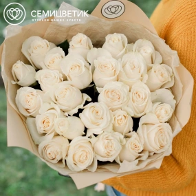 Букет из 25 белых роз Vendela 60 см (Эквадор) в кремовой пленке