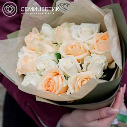 Букет из 15 белых и кремовых роз 35-40 см (Россия)