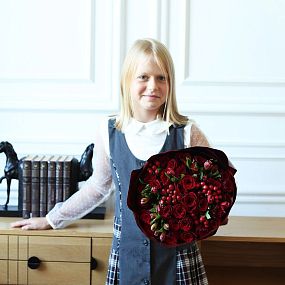 Букет из красных роз, альстромерии и гиперикума в упаковке