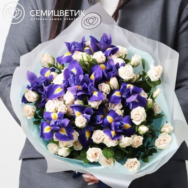 Букет из 13 кремовых кустовых роз 40 см (Кения) и 10 синих ирисов
