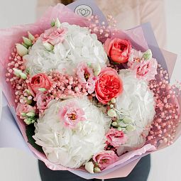 Букет из 3 белых гортензий, 3 пионовидных роз, 5 розовых лизиантусов и розовой гипсофилы в упаковке