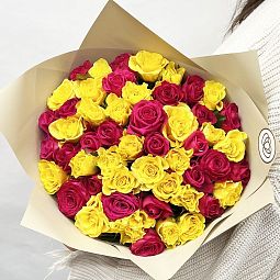 Букет из 51 жёлтой и малиновой розы 35-40 см (Россия) в кремовой пленке
