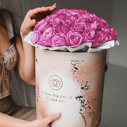 Букет в бежевой шляпной коробке Amour из 51 розовой розы (Кения)