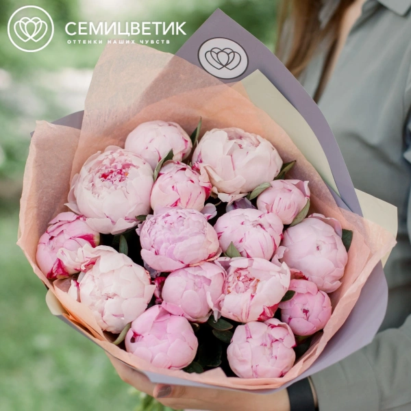 Букет из 15 розовых пионов Standart Plus в сиреневой пленке