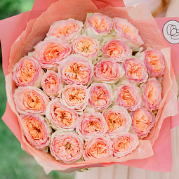 Букет из 25 персиковых пионовидных роз Flash Back 40 см в розовой пленке