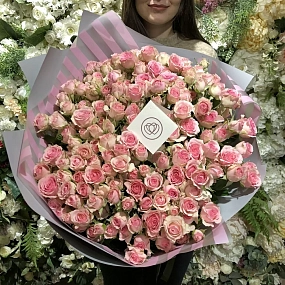 Букет из 51 розовой кустовой розы 40 см (Кения) в сиреневой пленке