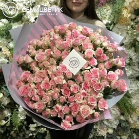 Букет из 51 розовой кустовой розы 40 см (Кения) в сиреневой пленке