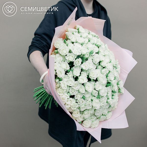 101 белая кустовая роза Snowflake 40 см (Кения) в дизайнерской упаковке ZL