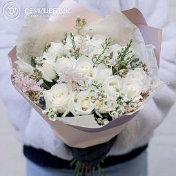 Букет из белых роз, астильбы и белого ваксфлауэра в сиреневой пленке