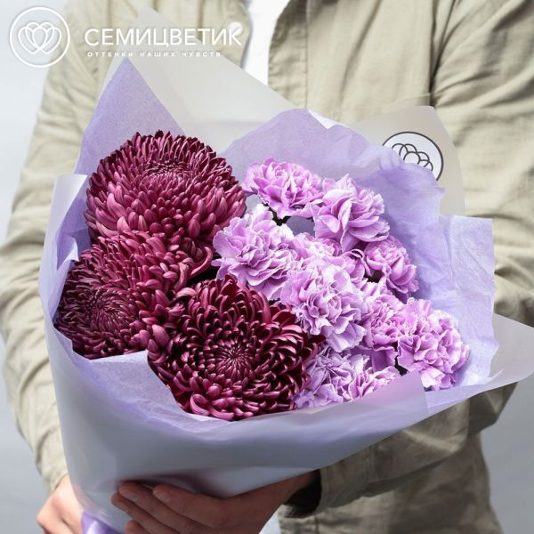 Букет из 3 одноголовых фиолетовых хризантем и 10 сиреневых гвоздик